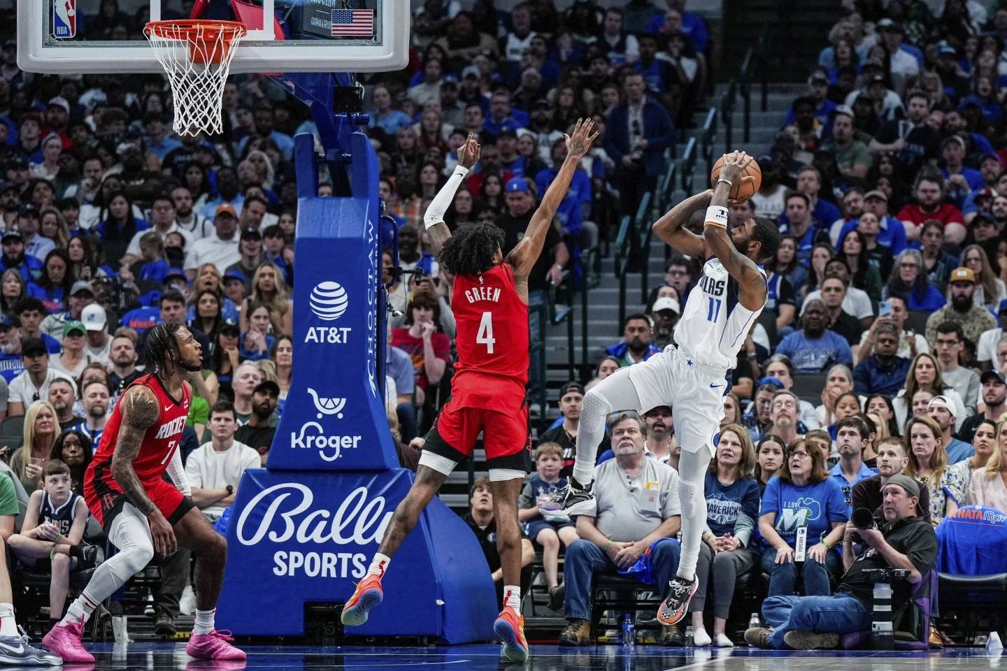 NBA球员在场上突破对手防线