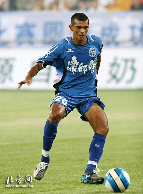 天津泰达队员士气高涨,力争保持领先位置 天津泰达队员士气高涨,力争保持领先位置