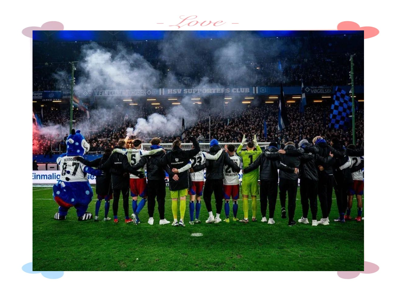 汉堡队球迷积极鼓励球员在德甲比赛中拼搏 汉堡队球迷积极鼓励球员在德甲比赛中拼搏