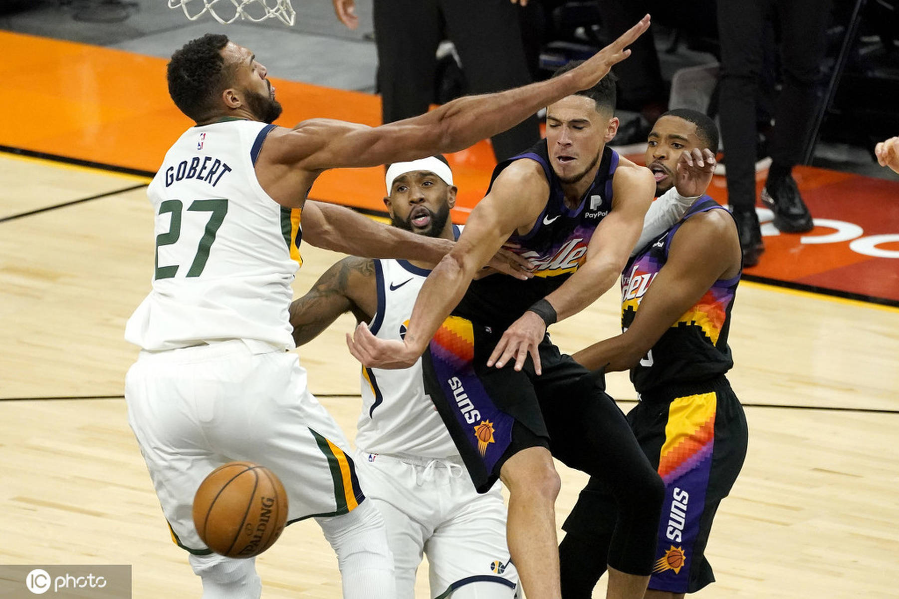 包含爵士击败太阳，米切尔砍下30+20的词条