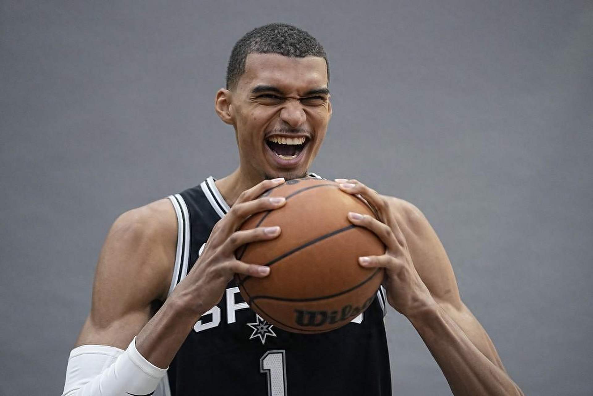 篮网遭遇马刺困境,赛季首败 篮网遭遇马刺困境,赛季首败