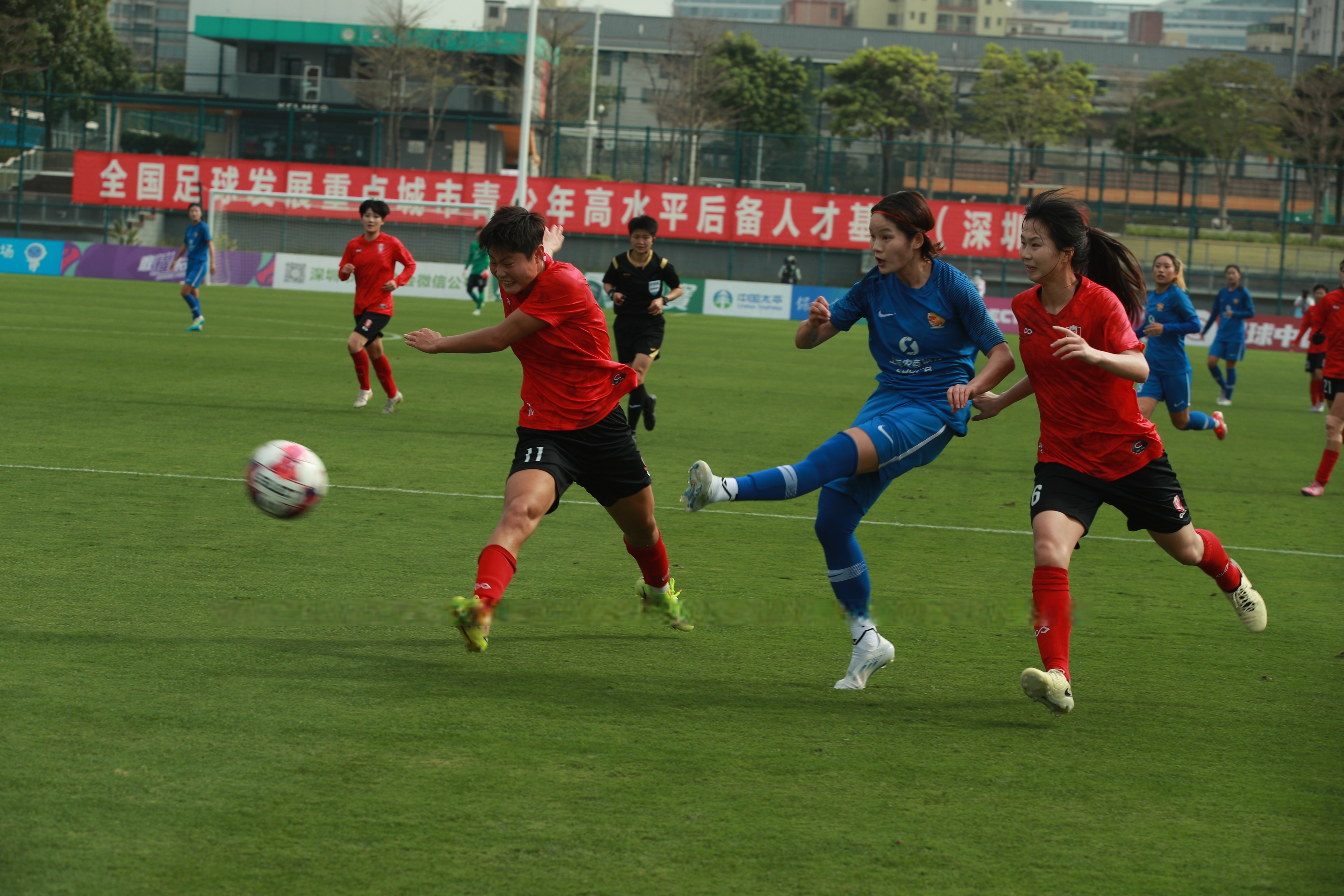 纷纷起舞的女足狂欢，赛场上的精彩瞬间